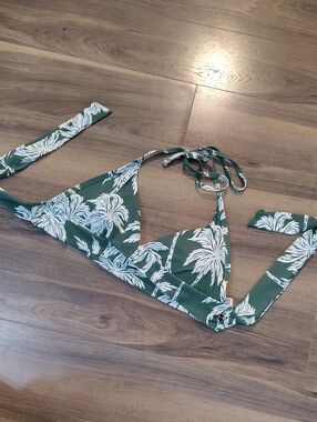 👕2 For 15$ Or 3 For 20$👕La Vie En Rose Aqua Green & White Tropical Bikini Top